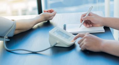 Doktorlar hastanın tansiyonunu, genç erkeklerin teşhisini, erkeklerin sağlık hizmetleri danışmanlığının korunmasını ölçüyorlar.