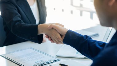 İşverenler görüşme odasında başvuranların özgeçmişlerini okurlar. İşe alım kavramı