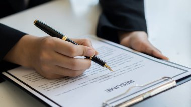 İşverenler görüşme odasında başvuranların özgeçmişlerini okurlar. İşe alım kavramı