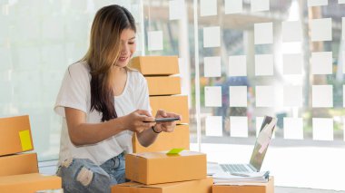 Girişimciler, Girişimciler, Küçük İşletmeler, KOBİ, Sağ Asyalı Adamlar, Laptop ve Mobil İç Ofis, Depo, Nakliye, Paketleme, Çevrimiçi Pazarlama, KOBİ Ticaret Konsepti