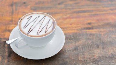 Masada basit bir kahve fincanı, kahvaltı, sıcak bir sabah havası..