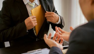 İş adamına para teklif edildi ve doların şirketi yozlaştırmak için rüşvet olarak kabul edildiği bir anlaşma üzerinde pazarlık ediyor. Rüşvet ve yolsuzluk kavramı