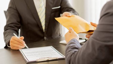 İş adamına para teklif edildi ve doların şirketi yozlaştırmak için rüşvet olarak kabul edildiği bir anlaşma üzerinde pazarlık ediyor. Rüşvet ve yolsuzluk kavramı