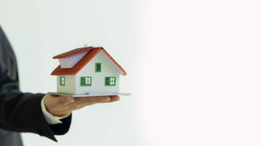 Küçük ev modeli emlakçı beyaz arka plan