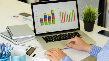 Yatırım maliyetleri, gayrimenkul ve daha fazlasının grafiklerini çıkarmak, hesaplamak, hesaplamak, hesaplamak, hesaplamak ve finanse etmek gibi işler yapan iş adamları, dizüstü bilgisayarlarla ve belgeli hesap makineleriyle masanın üzerinde duran vergi sistemi.