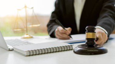 İş kadını, avukat danışmanı ileri düzey yargıç çekiciyle ve dizüstü bilgisayarlı adalet terazisi, avukat konsepti ve hukuk danışmanı..