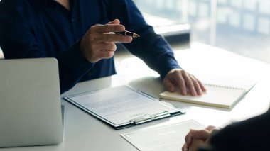 İşverenler görüşme odasında başvuranların özgeçmişlerini okurlar. İşe alım kavramı