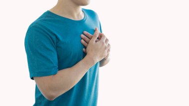 Adamın kalp ağrısından muzdarip olan genç adamın göğsünde şiddetli bir ağrı vardı ve göğsüne dokundu. Yorgun bir adam aktiviteden sonra kalp krizi geçirir.