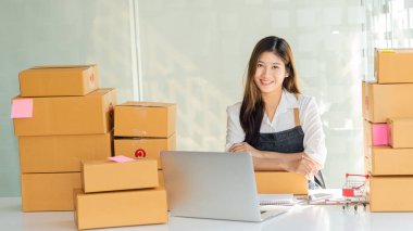 Dizüstü bilgisayarlar ve telefonlar ile çalışan küçük işletme sahipleri, iş yerinde cep telefonu ve karton kutular, küçük işletme girişimcileri, evdeki kutularla çalışan KOBİ, çevrimiçi satış, e-ticaret