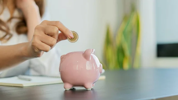 Young Woman Who Puts Coins Piggy Bank Accounting Planning Money — Foto Stock