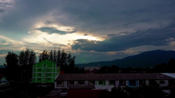 チェンマイの街並 雲が流れるタイ タイムラプス 空中ビデオ — ストック動画
