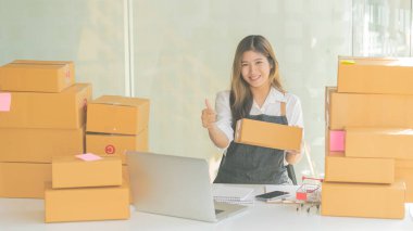 Girişimciler, Girişimciler, Küçük İşletmeler, KOBİ, Sağ Asyalı Adamlar, Laptop ve Mobil İç Ofis, Depo, Nakliye, Paketleme, Çevrimiçi Pazarlama, KOBİ Ticaret Konsepti