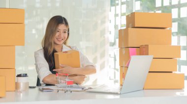 Girişimciler, Girişimciler, Küçük İşletmeler, KOBİ, Sağ Asyalı Adamlar, Laptop ve Mobil İç Ofis, Depo, Nakliye, Paketleme, Çevrimiçi Pazarlama, KOBİ Ticaret Konsepti