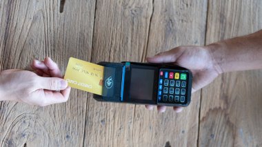 Kredi kartıyla Pinpad 'le öde. Dükkandan dükkana alışveriş kavramı