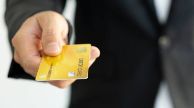 İnternet üzerinden alışveriş yapmak için telefon ve dizüstü bilgisayarla birlikte kredi kartı..