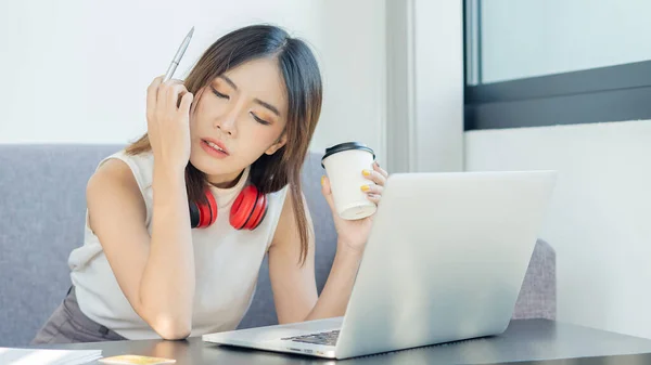 비디오 전화로 헤드폰을 컴퓨터로 통화하는 아시아 여성아름다운 컴퓨터 화면을 보면서 — 스톡 사진