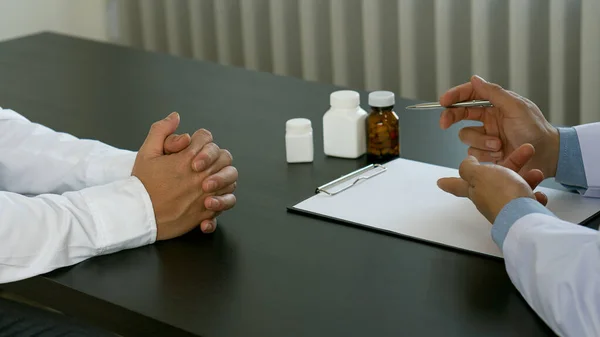 Los Médicos Están Escribiendo Recetas Los Pacientes Que Vienen Consultar —  Fotos de Stock