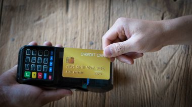 Her mağazada elektronik ödeme makinelerinde kart ödemesi