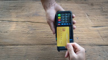 Her mağazada elektronik ödeme makinelerinde kart ödemesi