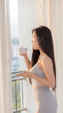 Evdeki perdenin önünde duran güzel Çek kız..