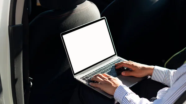 Adamı Arabada Dizüstü Bilgisayarla Çalışıyor — Stok fotoğraf