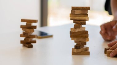 İş planlama: Proje Yönetimi İşadamının Stratejik Riskleri Kule İnşaat kavramına tahta bloklar koydu