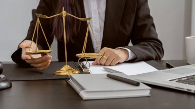 Avukat Danışmanlık Ofisi 'nde Yargıç Hammer ve Adalet Ölçüleri Laptop, Avukat Konsepti ve Hukuki Danışmanlık ile