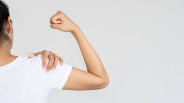 Sağ omuz ağrısı ve sağlık ve tıbbi konseptten muzdarip bir kadın.