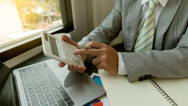 Empresário Segurando Uma Caneta Pressionando Uma Calculadora Para Calcular Analisar — Fotografia de Stock