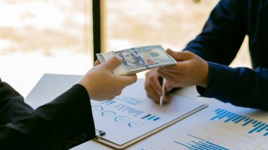 Ticaret anlaşmasında dolandırıcılık yapan işadamları kuklası için zarf ve kalemler halinde para gönderiyorlar. Rüşvet konseptini imzalıyorlar, kontratta sahtekarlık yapıyorlar..