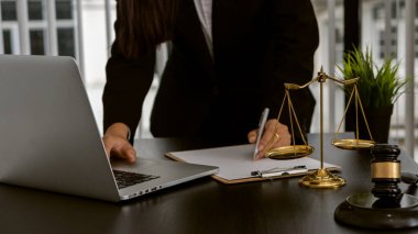Ölçekli ve Avukatlı Adalet Anıtı, Laptoplar, Hukuki Danışmanlar, Danışmanlar ve Konseptler