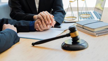 Ölçekli ve Avukatlı Adalet Anıtı, Laptoplar, Hukuki Danışmanlar, Danışmanlar ve Konseptler