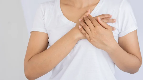 胸の痛みと白の背景を持つ女性 医学的な概念 — ストック写真