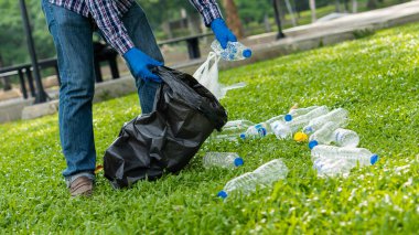 Adam plastik şişeleri topluyor, dünyadaki çöpleri topluyor, parktaki ormanı temizliyor. Bağış ortamını korumak için