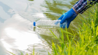 Adam plastik şişeleri topluyor, dünyadaki çöpleri topluyor, parktaki ormanı temizliyor. Bağış ortamını korumak için