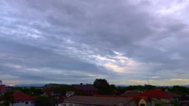 Yumuşak beyaz bulutlar. Kümülüs bulutlarının zaman aşımı. Yaz mevsimi. Mavi gökyüzü.