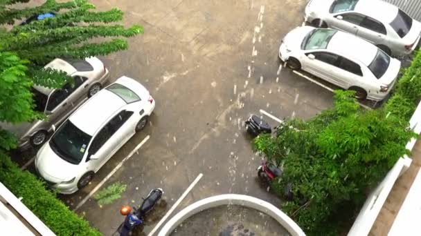 Chovendo Sobre Casa Bela Vista Quando Chove Sobre Folhas Durante — Vídeo de Stock