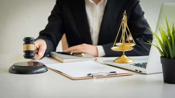 Advocaten Werken Met Contractdocumenten Hameren Met Weegschalen Laptops Rechtbanktafel Justitie — Stockfoto