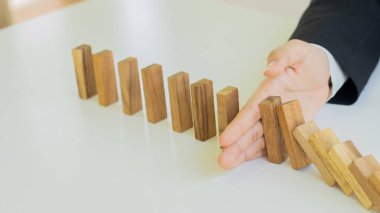İşadamı düşüşü engelliyor, planlar ve stratejiler iş risklerini önlüyor. Yatırım sigortası işi. Ticari risk kontrol kavramı.
