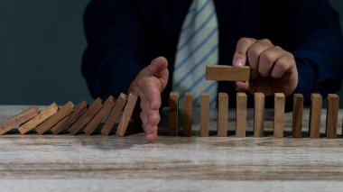 İşadamı düşüşü engelliyor, planlar ve stratejiler iş risklerini önlüyor. Yatırım sigortası işi. Ticari risk kontrol kavramı.