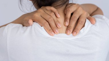 Omuz ağrısı, kas sorunları olan insanlar sağlık hizmetleri kavramı ve diğer eli beyaz arka planda acı çeken bir omuz tutan bir kadın.