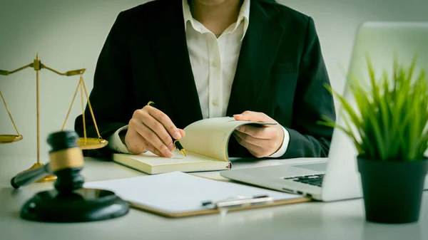 Advogado Que Trabalha Livros Direito Trabalho Escritório Conceito Advogado Aconselhamento — Fotografia de Stock