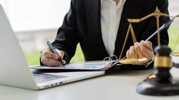 Abogado Que Trabaja Lee Libros Derecho Trabajo Oficina Concepto Abogado — Foto de Stock