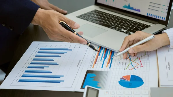 Empresárias Homens Lendo Relatórios Financeiros Discutindo Analisando Calculando Documentos Gráficos — Fotografia de Stock