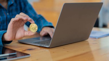 Dizüstü bilgisayar iş konsepti finansmanı olan iş adamlarında bitcoin sikkeleri