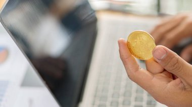 Dizüstü bilgisayar iş konsepti finansmanı olan iş adamlarında bitcoin sikkeleri