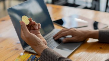 Dizüstü bilgisayar iş konsepti finansmanı olan iş adamlarında bitcoin sikkeleri