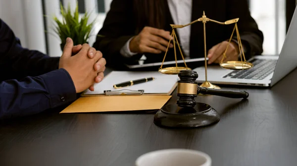 Anwalt Diskutiert Vertragsunterlagen Schreibtisch Büro Rechtskonzepte Beratung Rechtsberatung Und Waagen — Stockfoto