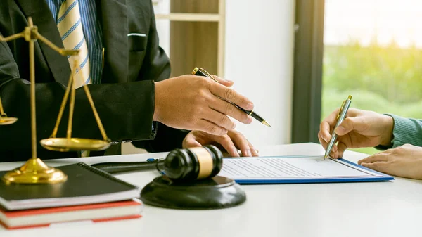 Adwokat Omawiający Dokumenty Kontraktowe Siedzące Przy Biurku Biurze Koncepcje Prawne — Zdjęcie stockowe