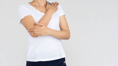 Dirsek ağrısı olan bir kadın, kol ağrısı sağlık hizmeti konsepti.